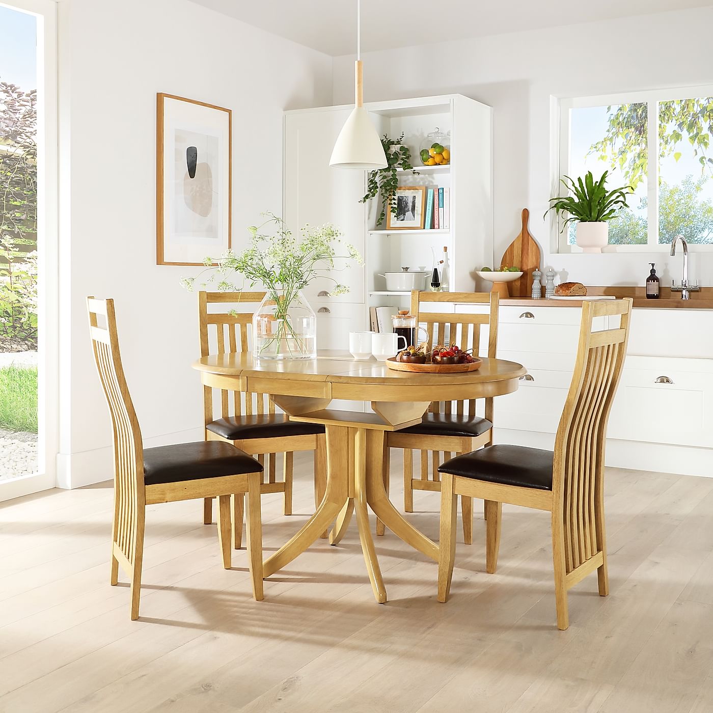 Hudson Round Oak Extending Dining Table with 4 Bali Chairs (Brown