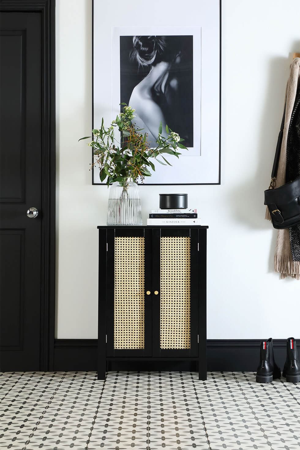 Art Deco living room with ceramic tiles in a black and white palette