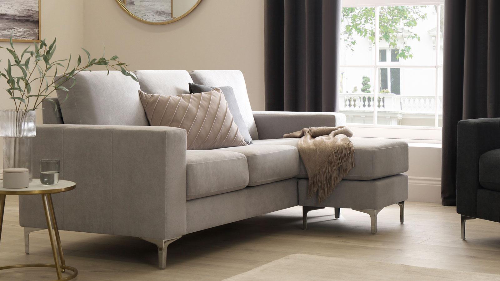 Dành cho những không gian sống nhỏ hẹp, những chiếc sofa tuyệt vời này là sự lựa chọn hoàn hảo cho phòng khách của bạn. Những chiếc sofa này đáp ứng tốt các yêu cầu về kích thước nhỏ, đẹp và tiện dụng. Hãy thử chọn cho mình một chiếc sofa nhỏ để mang lại sự thoải mái trong không gian nhỏ của bạn.