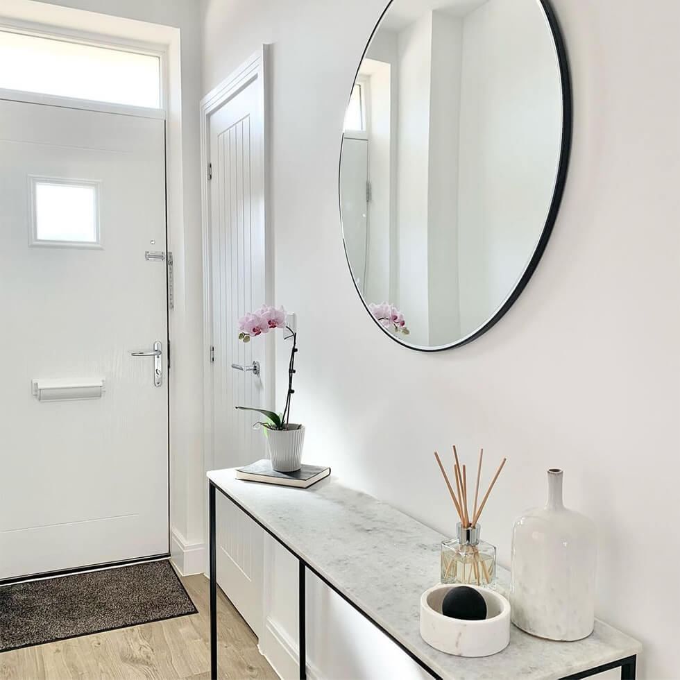 Clean and welcoming entryway in a feng shui home