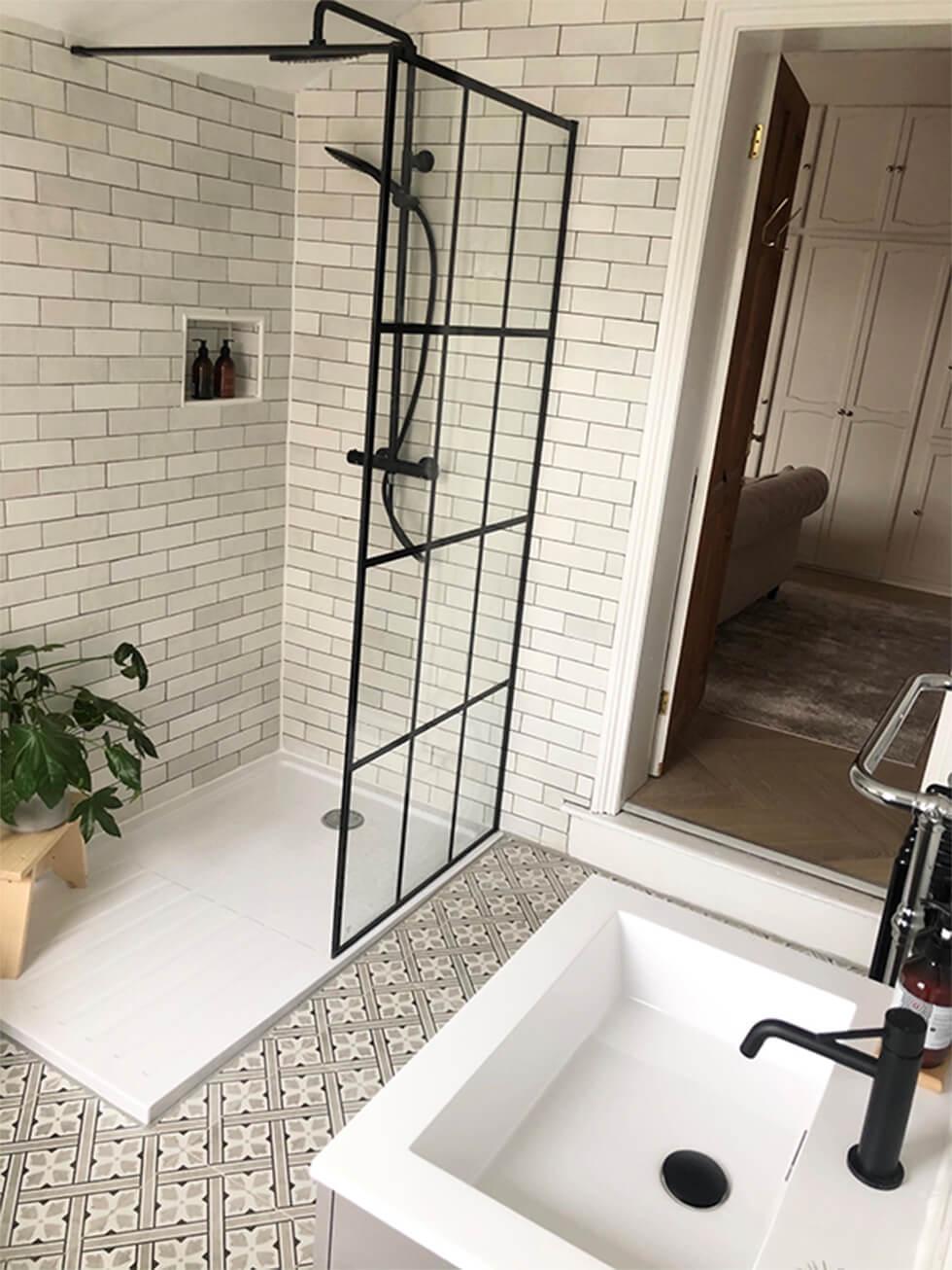 Bathroom with luxe patterned tiles and black accents