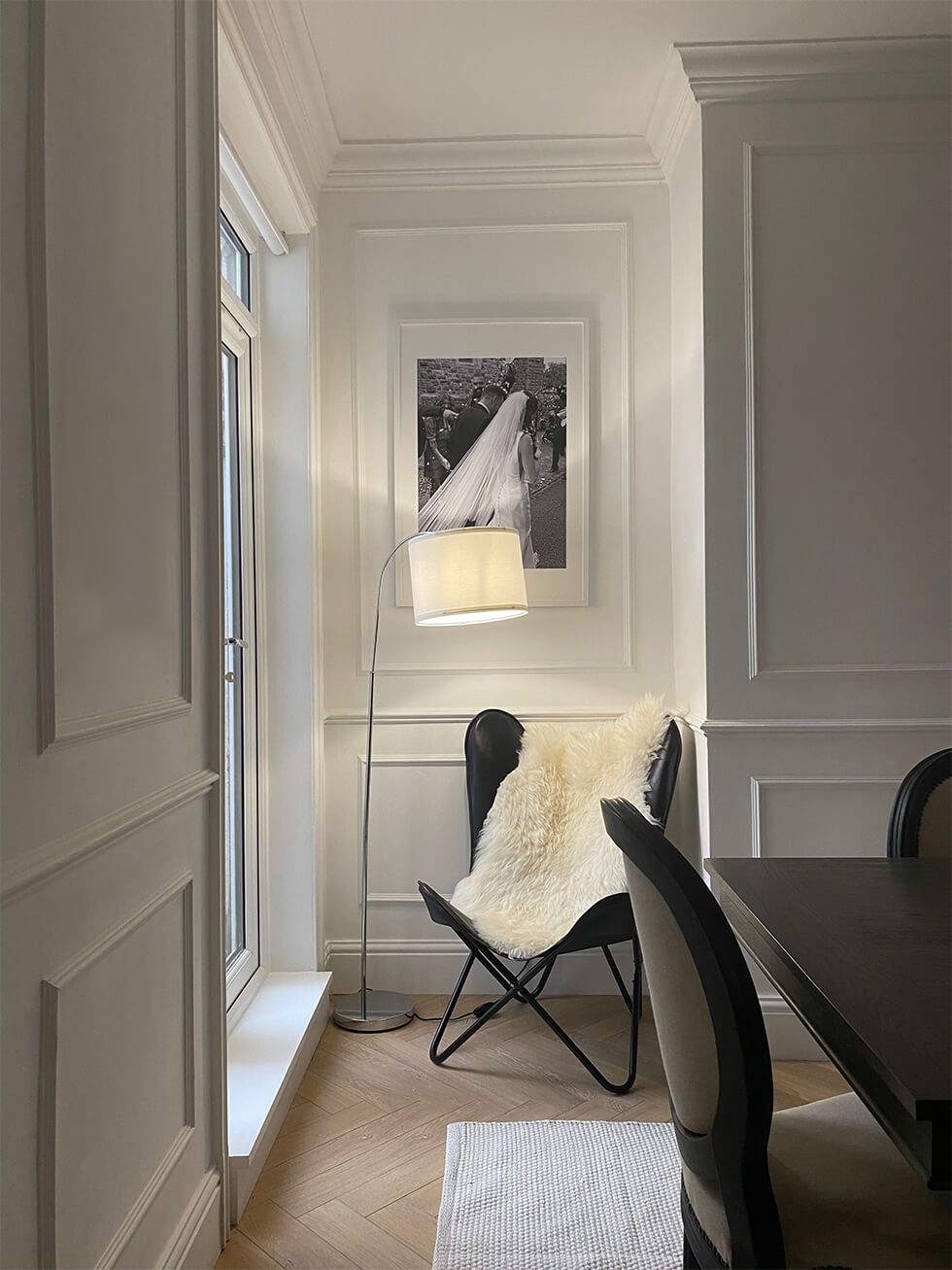 Wall panelling in dining room with armchair and lamp