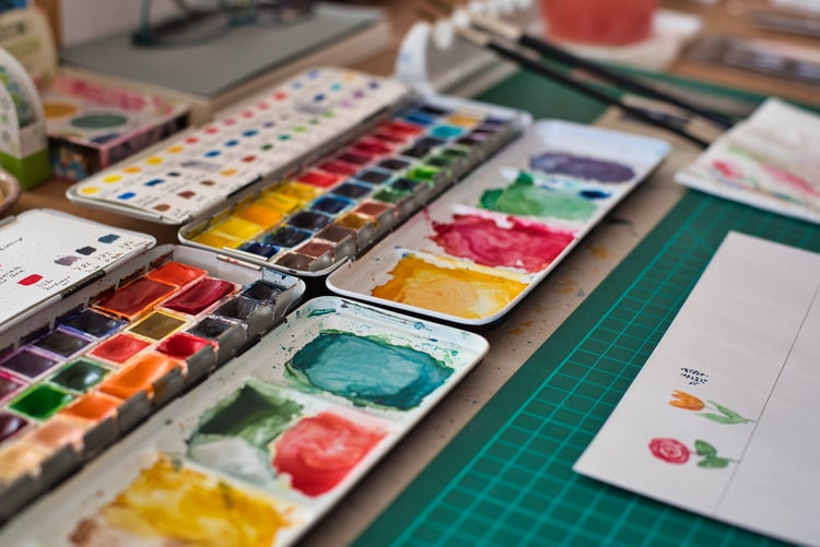 Paint palettes with multiple colours