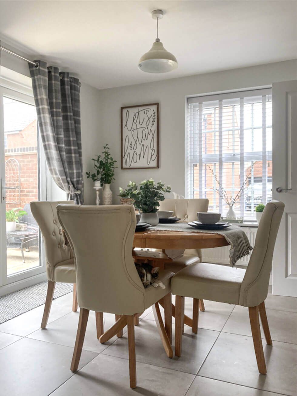 Charming country style dining table with leather chairs in a timeless dining room